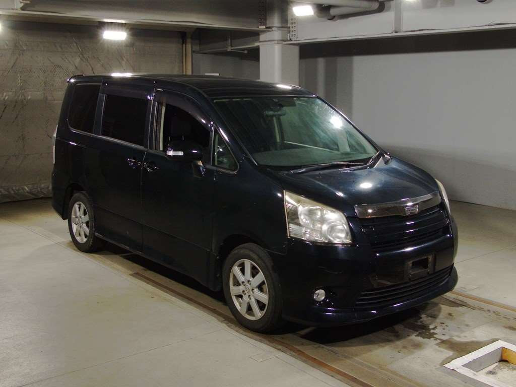 2009 Toyota Noah ZRR70W[2]