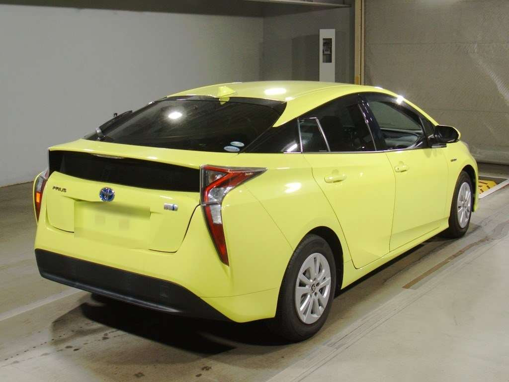 2016 Toyota Prius ZVW50[1]