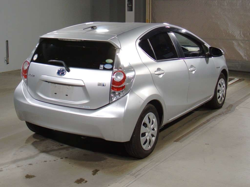 2013 Toyota Aqua NHP10[1]