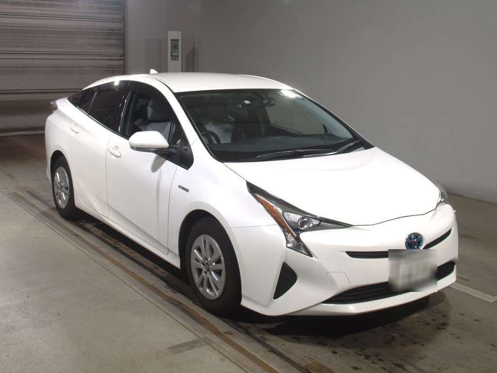 2016 Toyota Prius ZVW50[2]