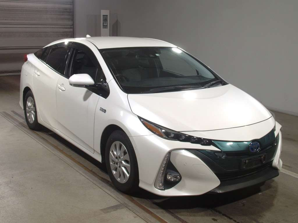 2018 Toyota Prius PHV ZVW52[2]