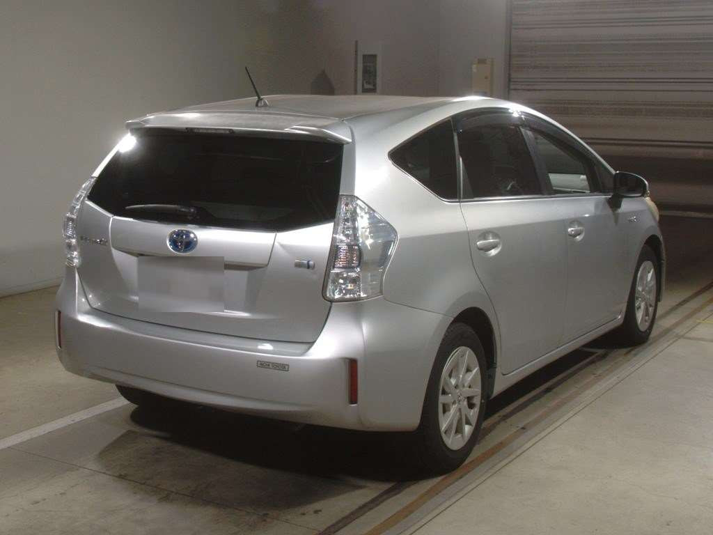 2011 Toyota Prius alpha ZVW41W[1]