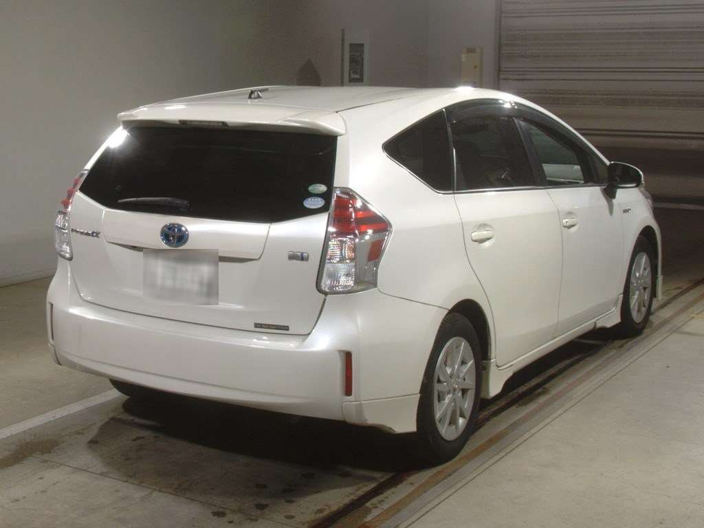 2015 Toyota Prius alpha ZVW41W[1]