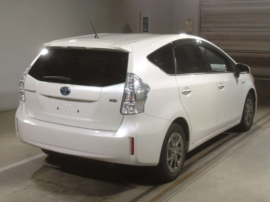 2014 Toyota Prius alpha ZVW41W[1]