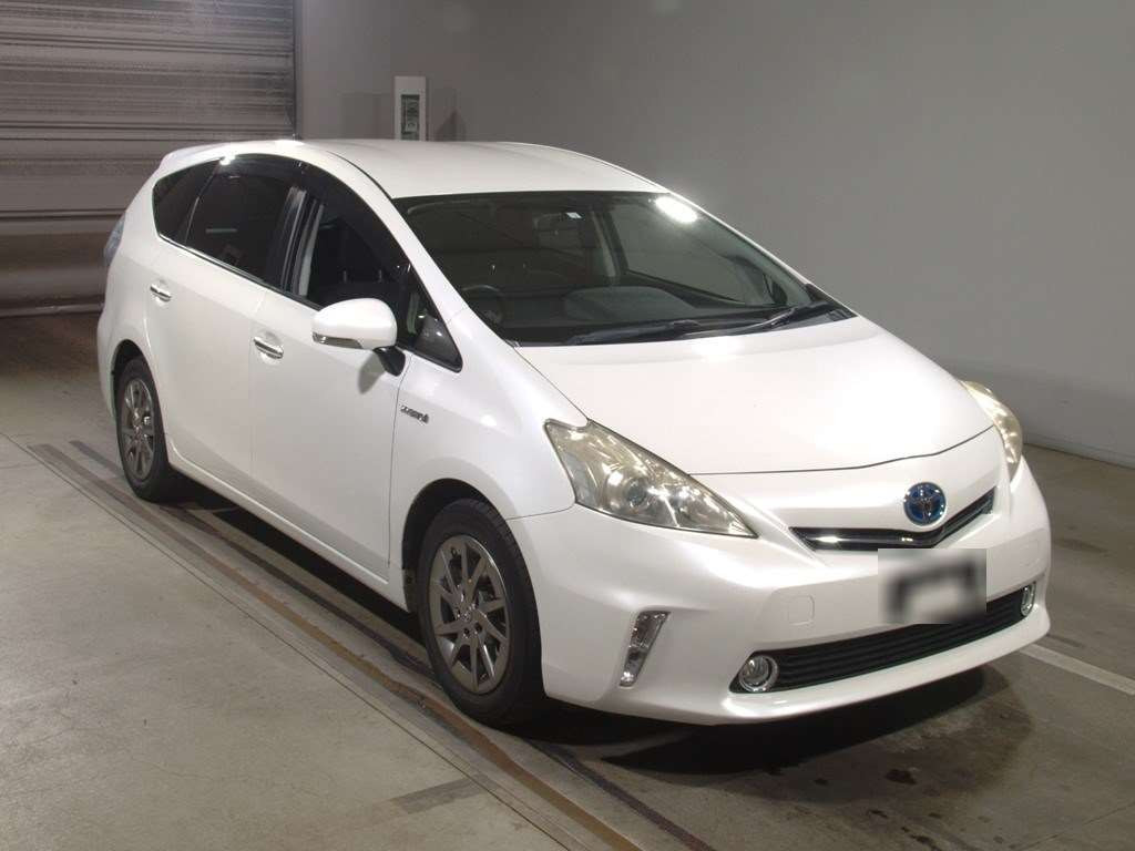 2014 Toyota Prius alpha ZVW41W[2]