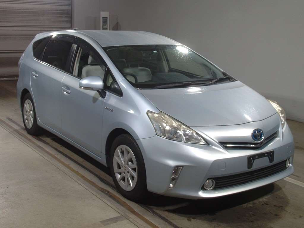 2014 Toyota Prius alpha ZVW41W[2]