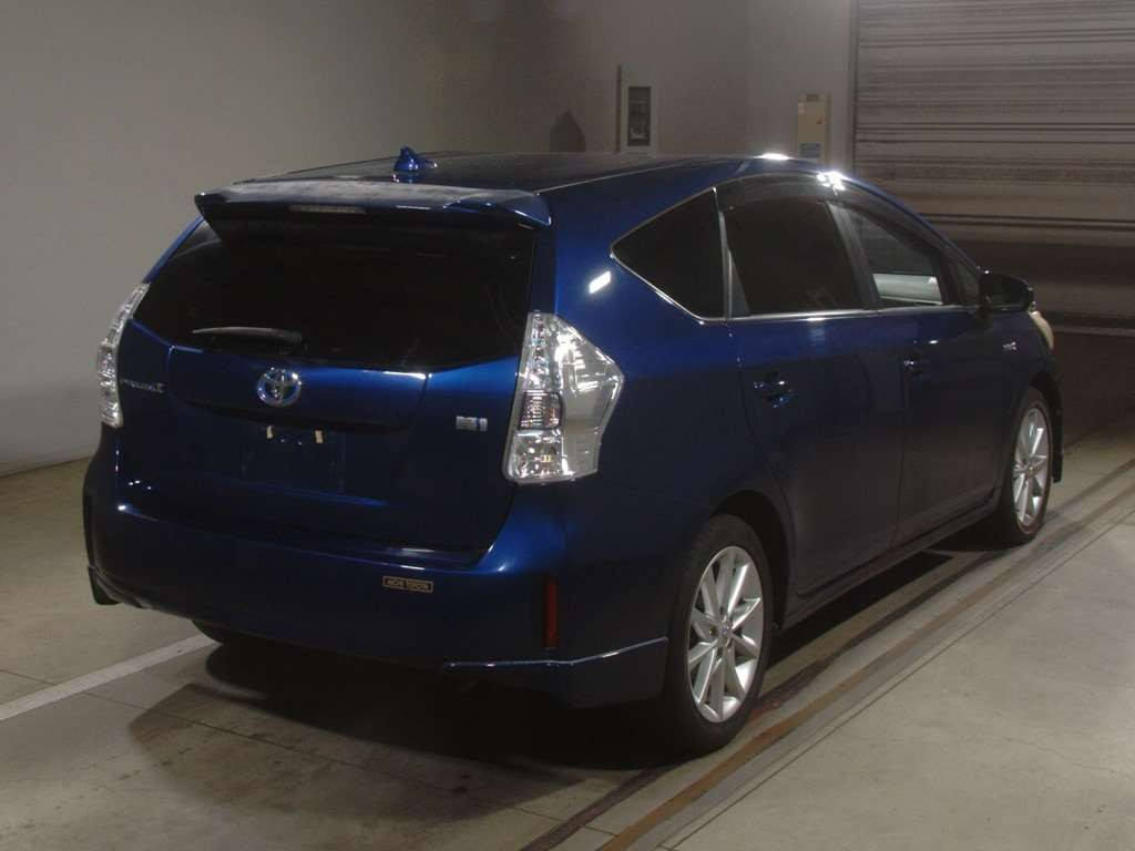 2013 Toyota Prius alpha ZVW41W[1]