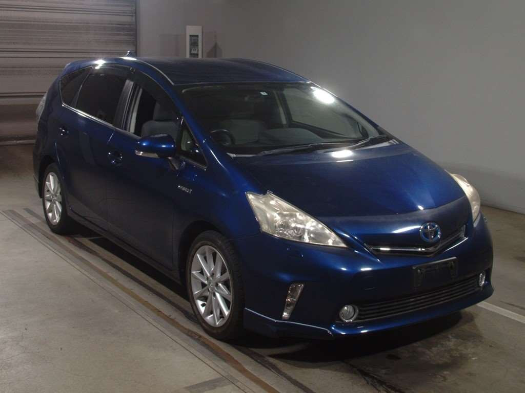 2013 Toyota Prius alpha ZVW41W[2]