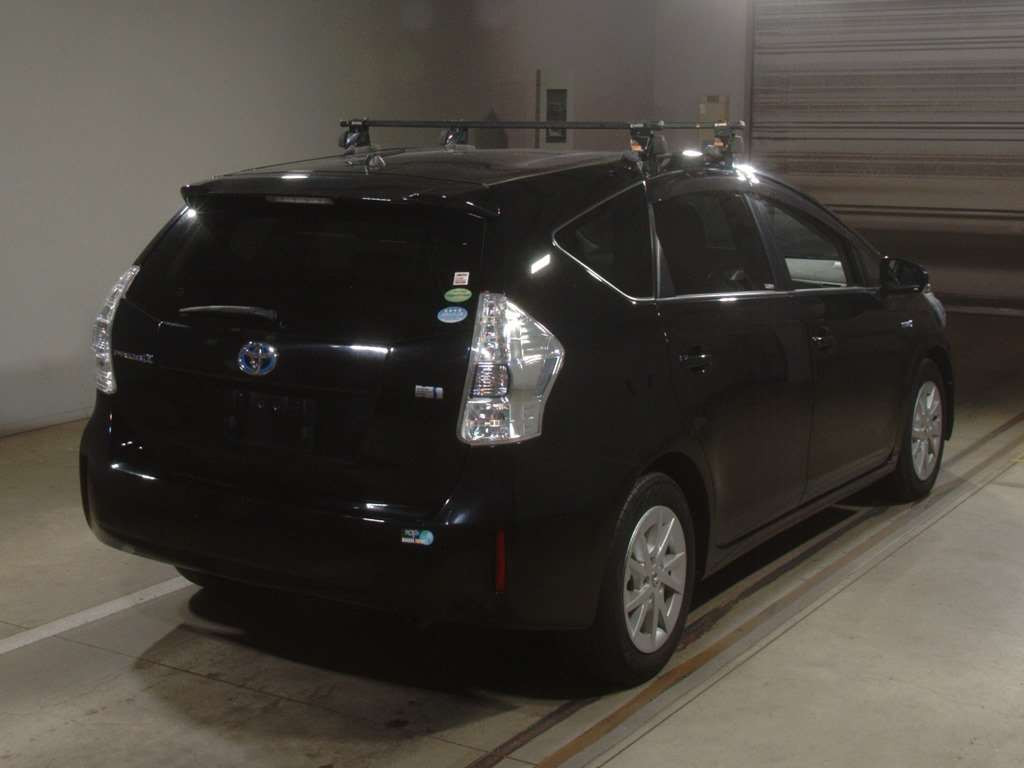 2013 Toyota Prius alpha ZVW41W[1]