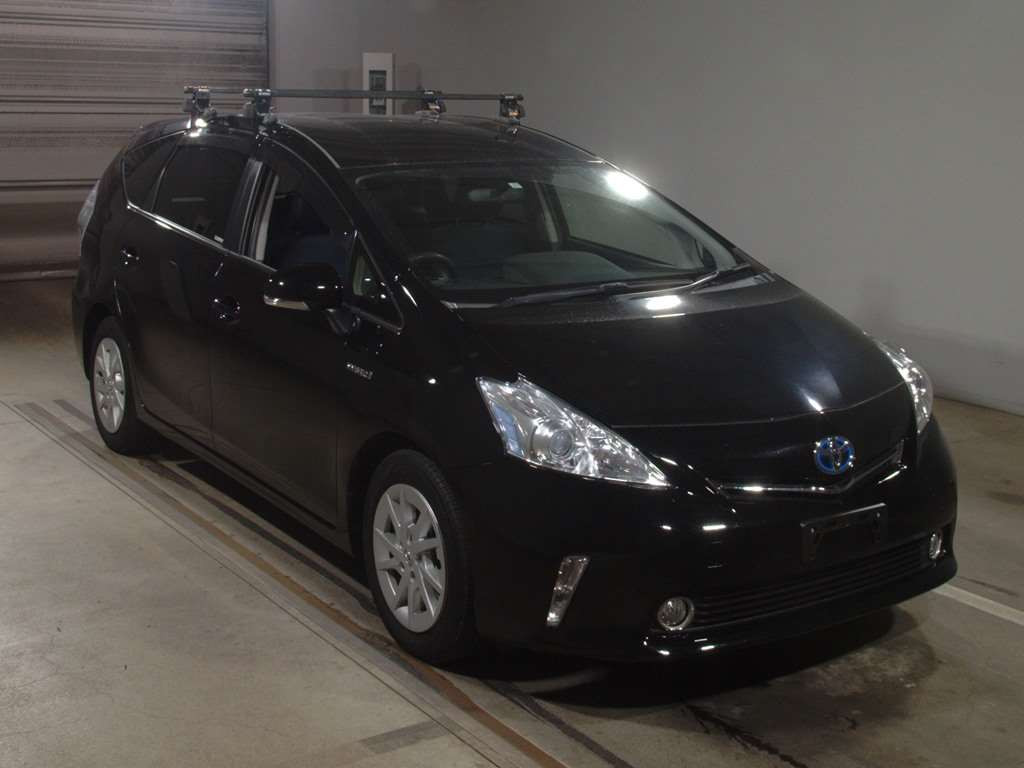 2013 Toyota Prius alpha ZVW41W[2]