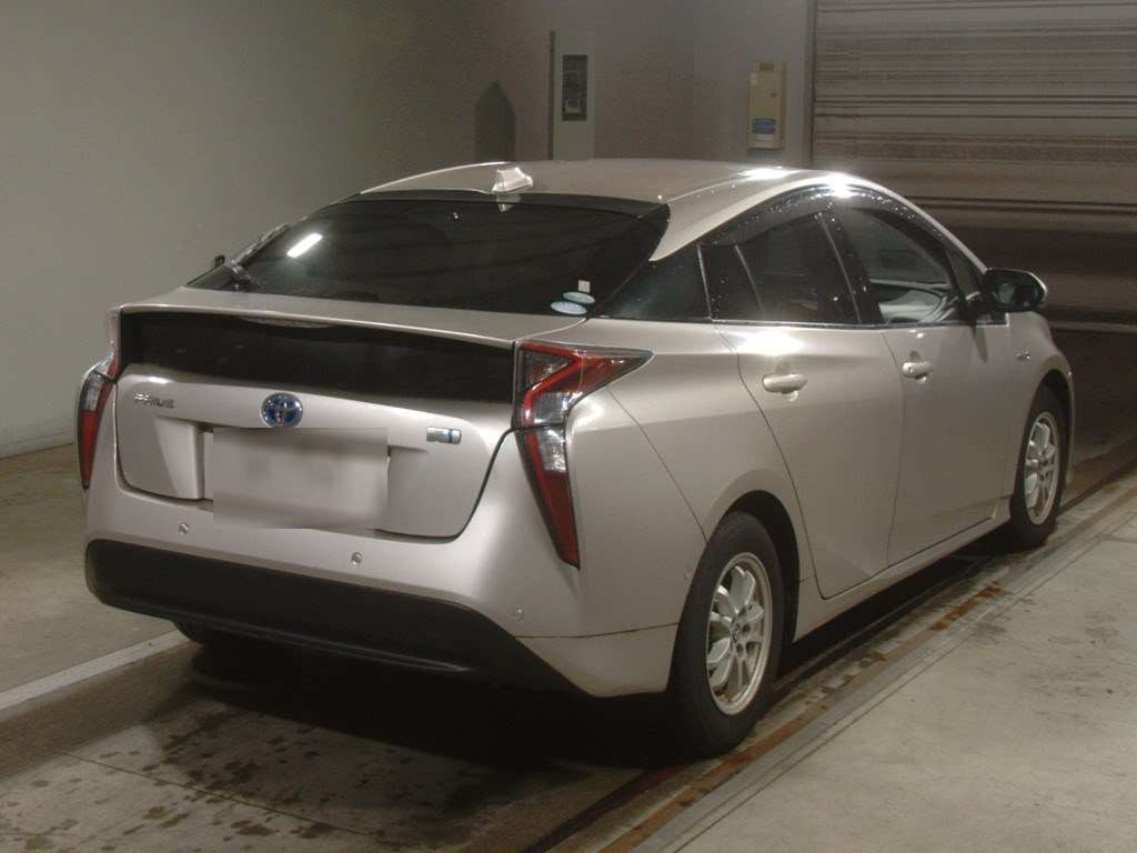 2016 Toyota Prius ZVW51[1]