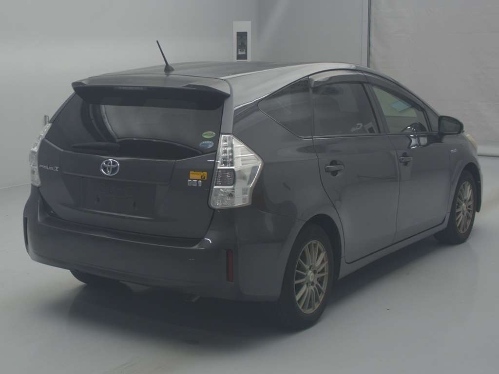 2013 Toyota Prius alpha ZVW41W[1]