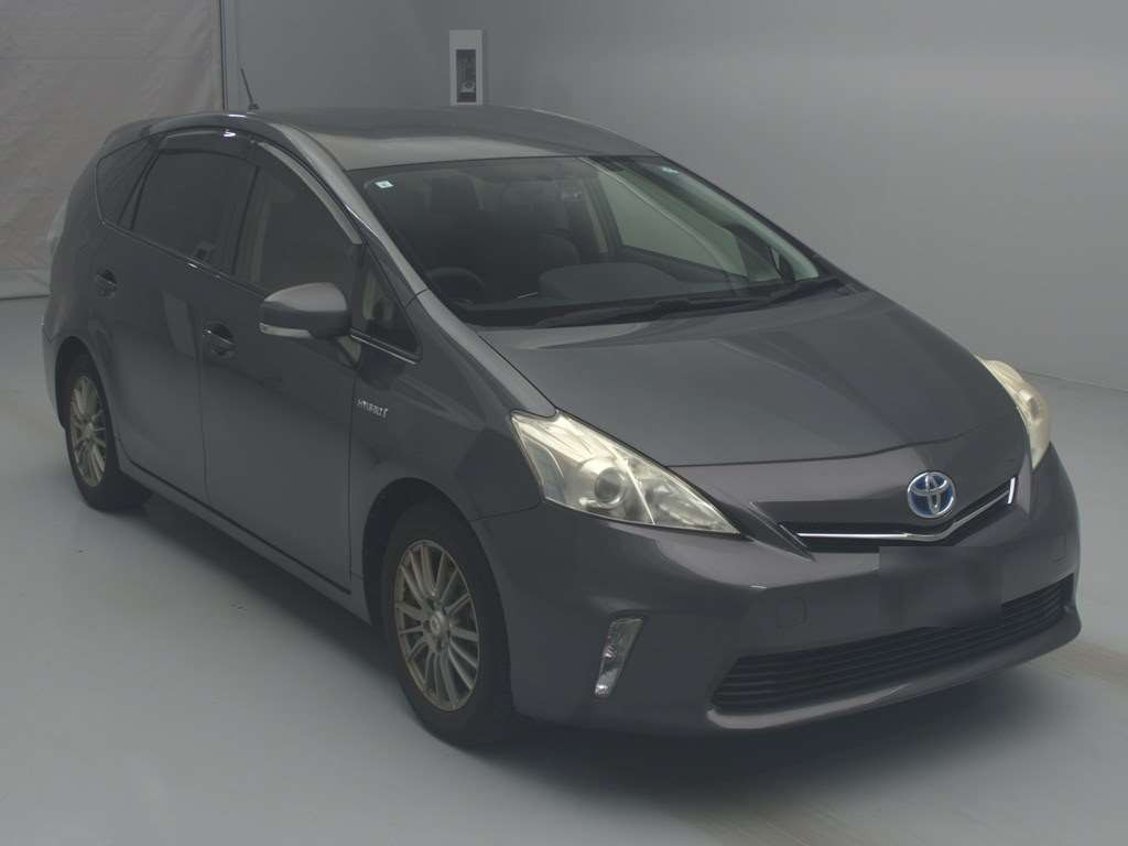 2013 Toyota Prius alpha ZVW41W[2]