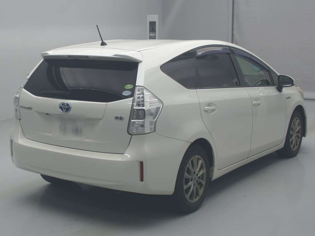 2013 Toyota Prius alpha ZVW41W[1]