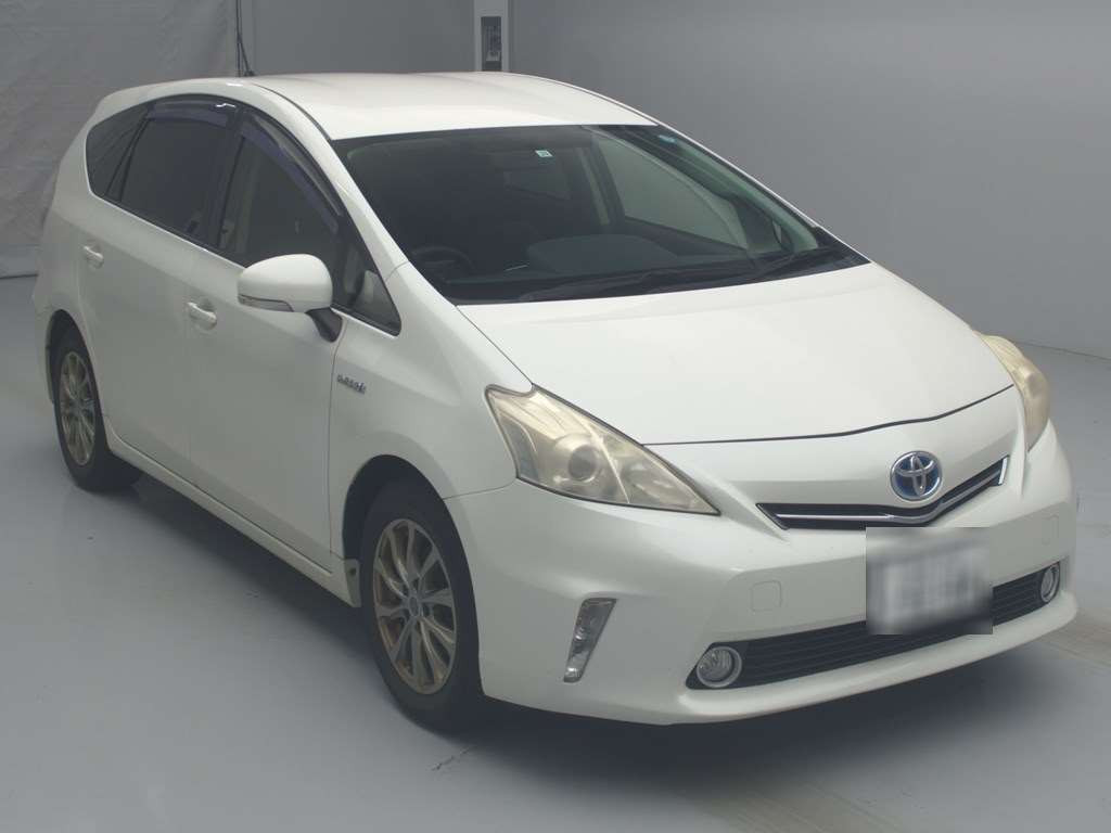 2013 Toyota Prius alpha ZVW41W[2]