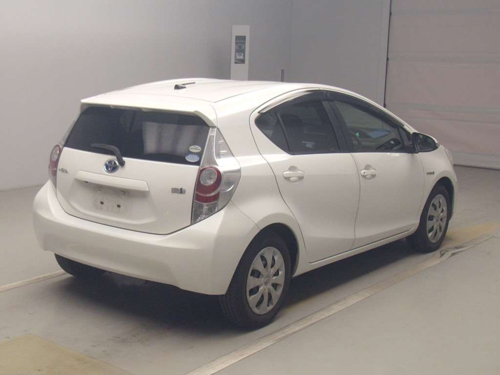 2012 Toyota Aqua NHP10[1]