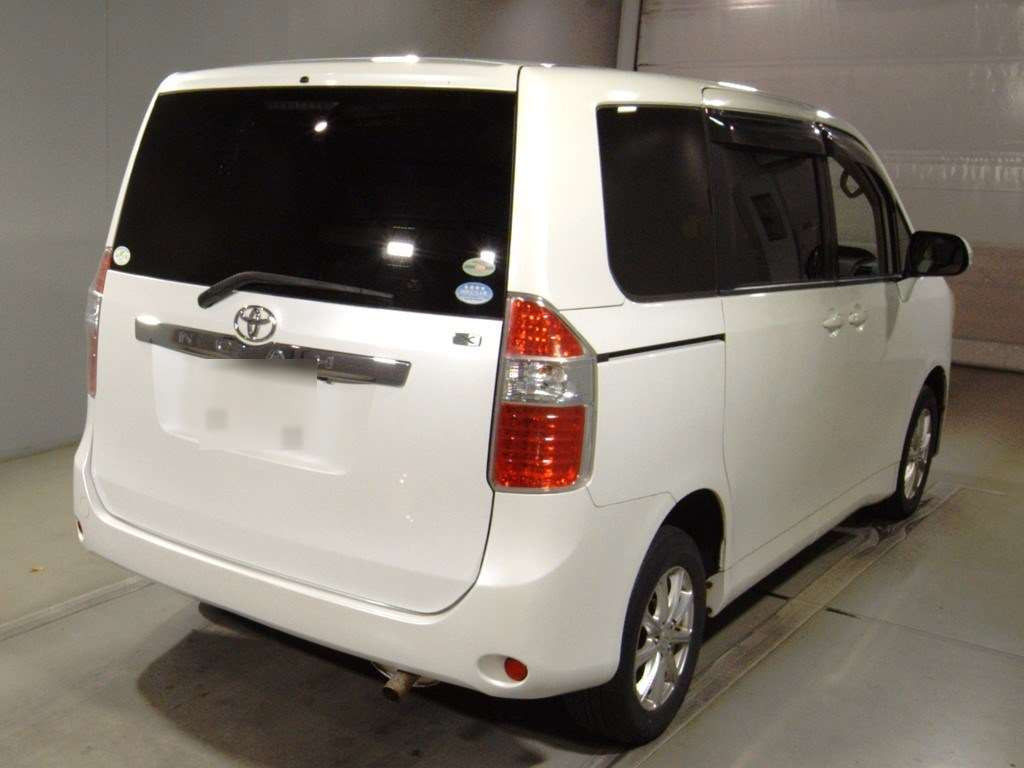 2010 Toyota Noah ZRR75G[1]