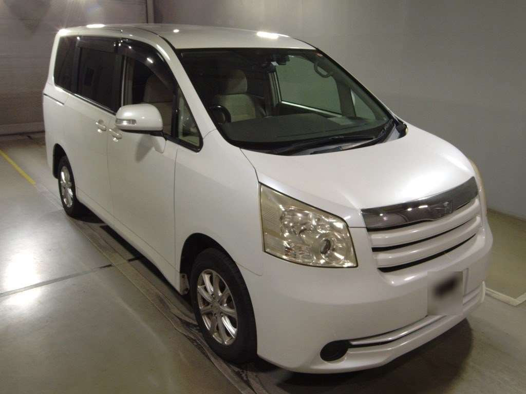 2010 Toyota Noah ZRR75G[2]