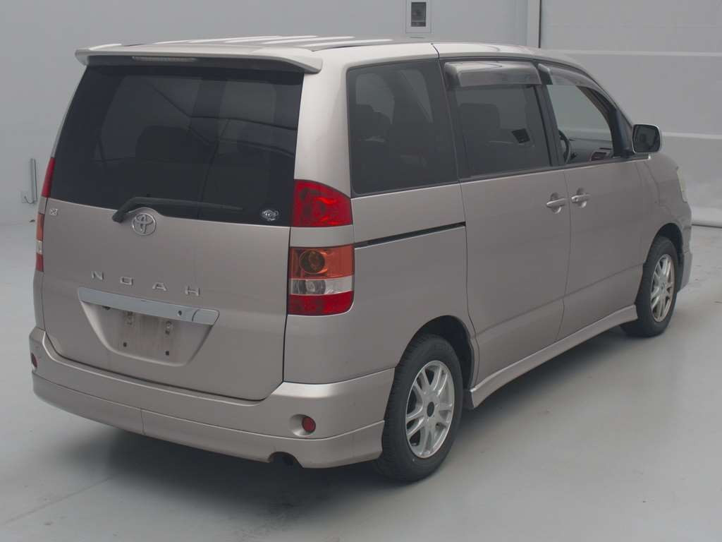 2004 Toyota Noah AZR60G[1]