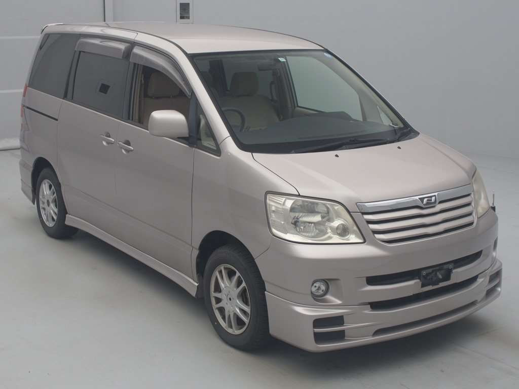 2004 Toyota Noah AZR60G[2]