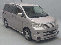 2004 Toyota Noah