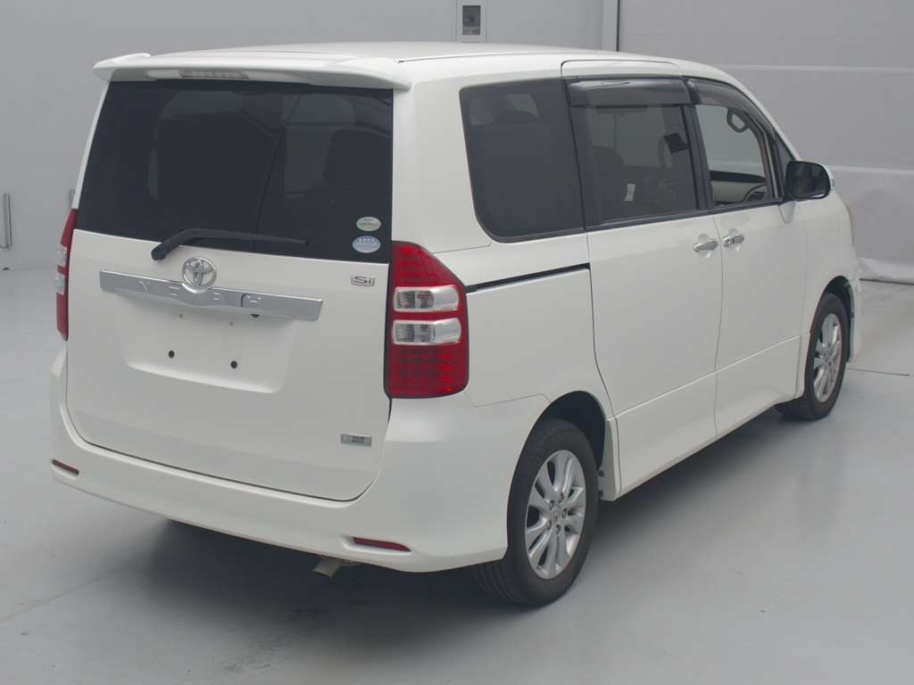 2011 Toyota Noah ZRR75W[1]