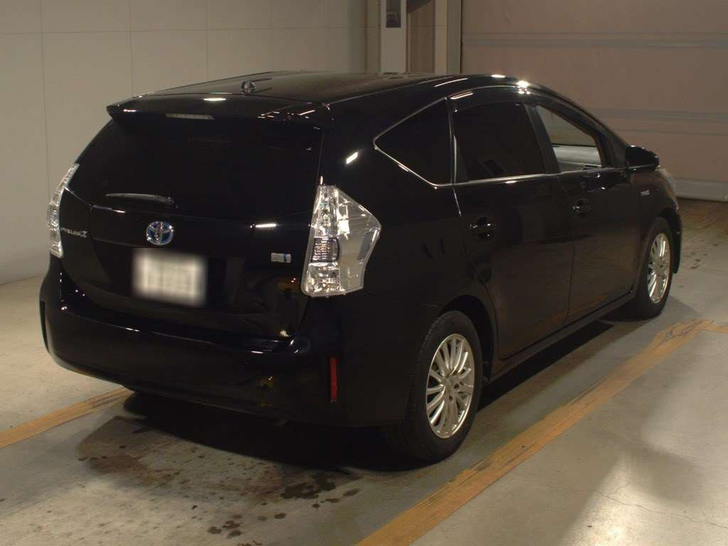 2012 Toyota Prius alpha ZVW41W[1]