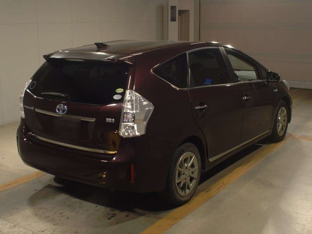 2014 Toyota Prius alpha ZVW41W[1]