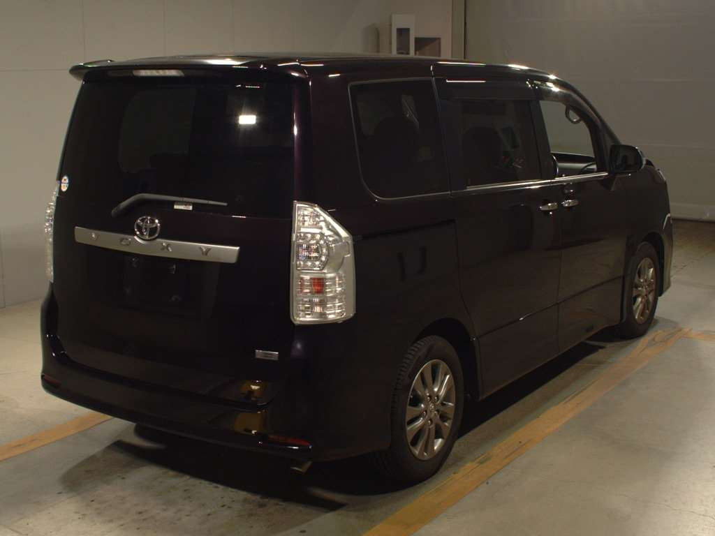 2011 Toyota Voxy ZRR70W[1]