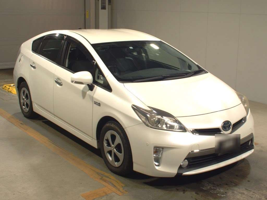 2013 Toyota Prius PHV ZVW35[2]