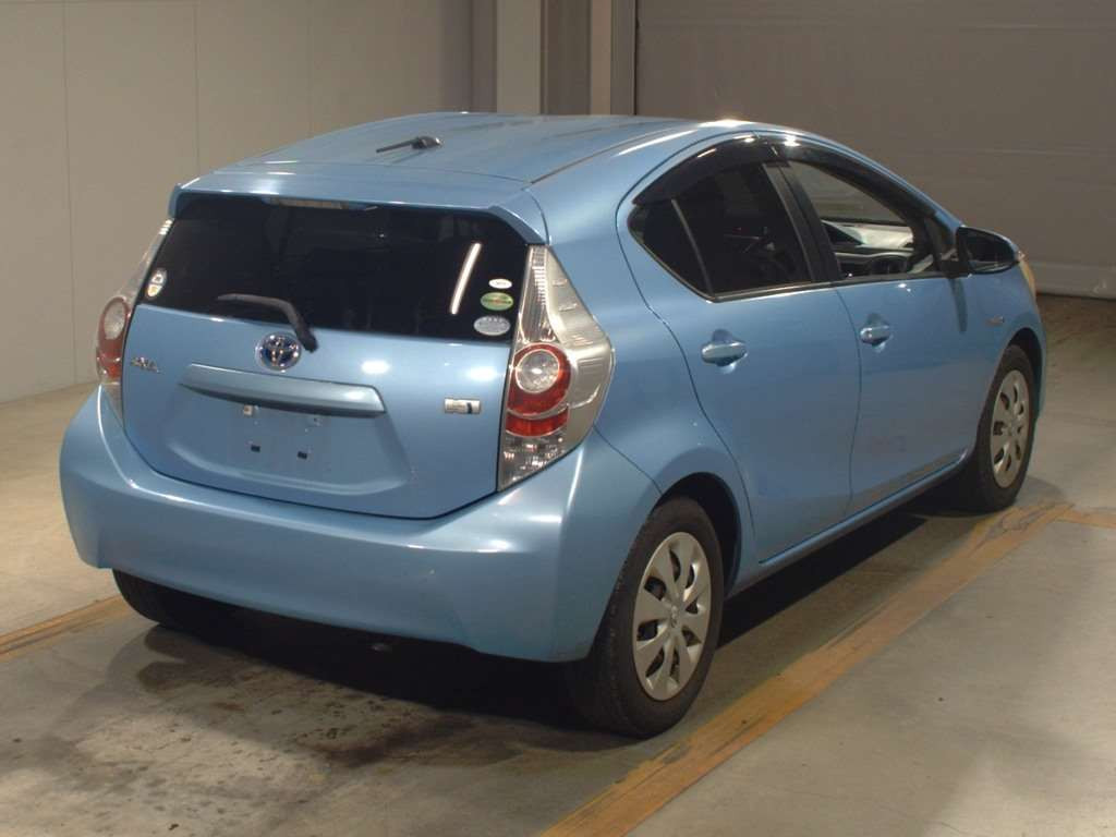 2013 Toyota Aqua NHP10[1]