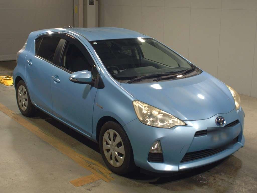 2013 Toyota Aqua NHP10[2]