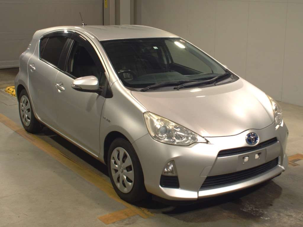 2014 Toyota Aqua NHP10[2]