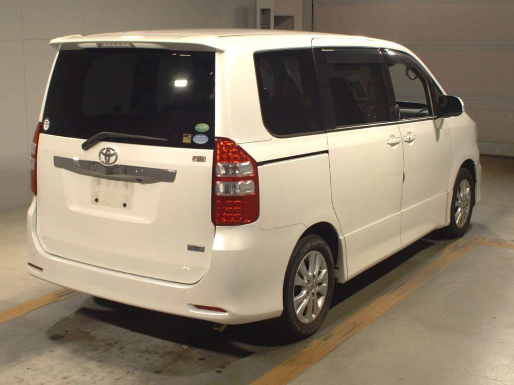 2013 Toyota Noah ZRR70W[1]