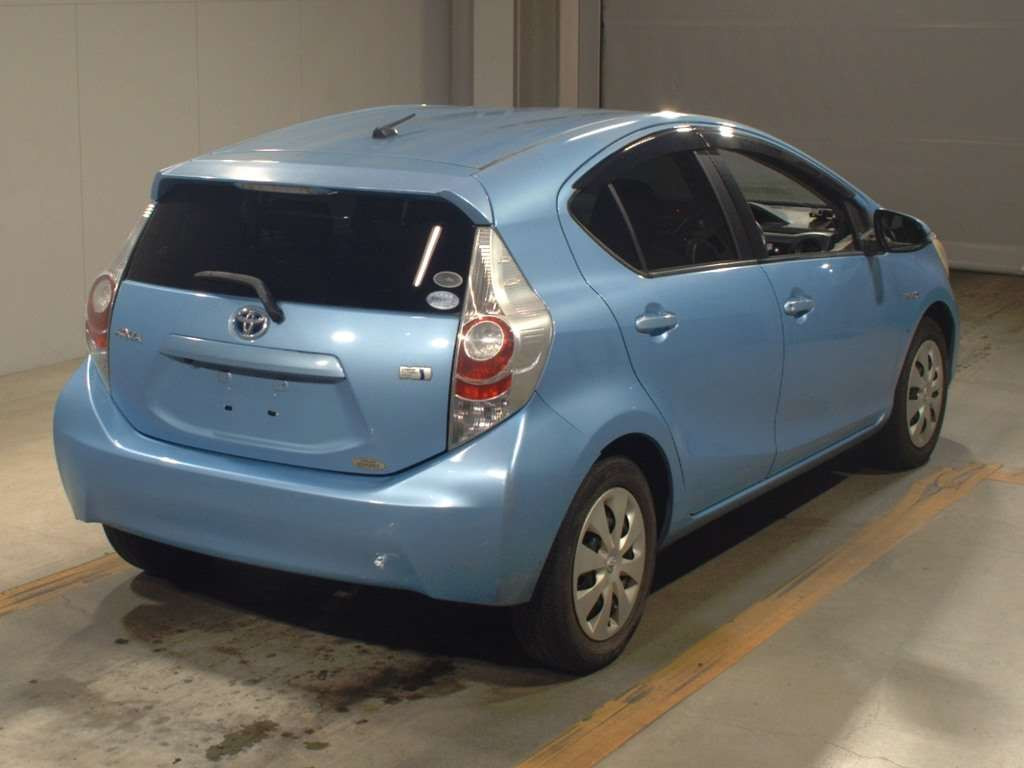 2012 Toyota Aqua NHP10[1]