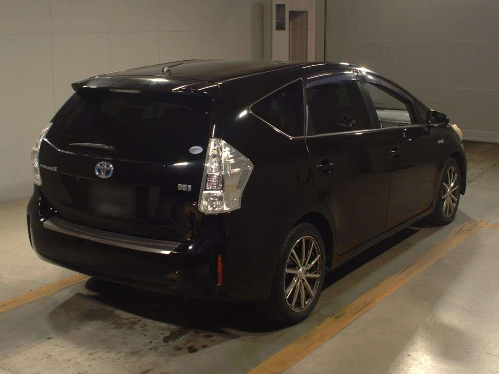 2011 Toyota Prius alpha ZVW41W[1]