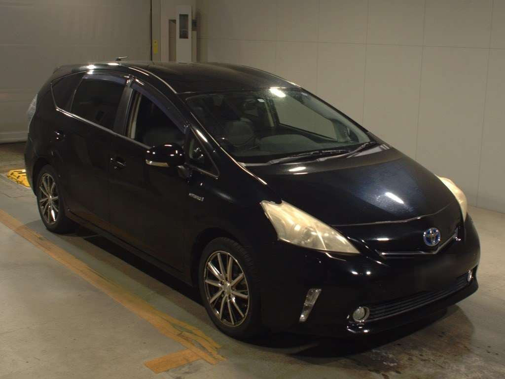 2011 Toyota Prius alpha ZVW41W[2]