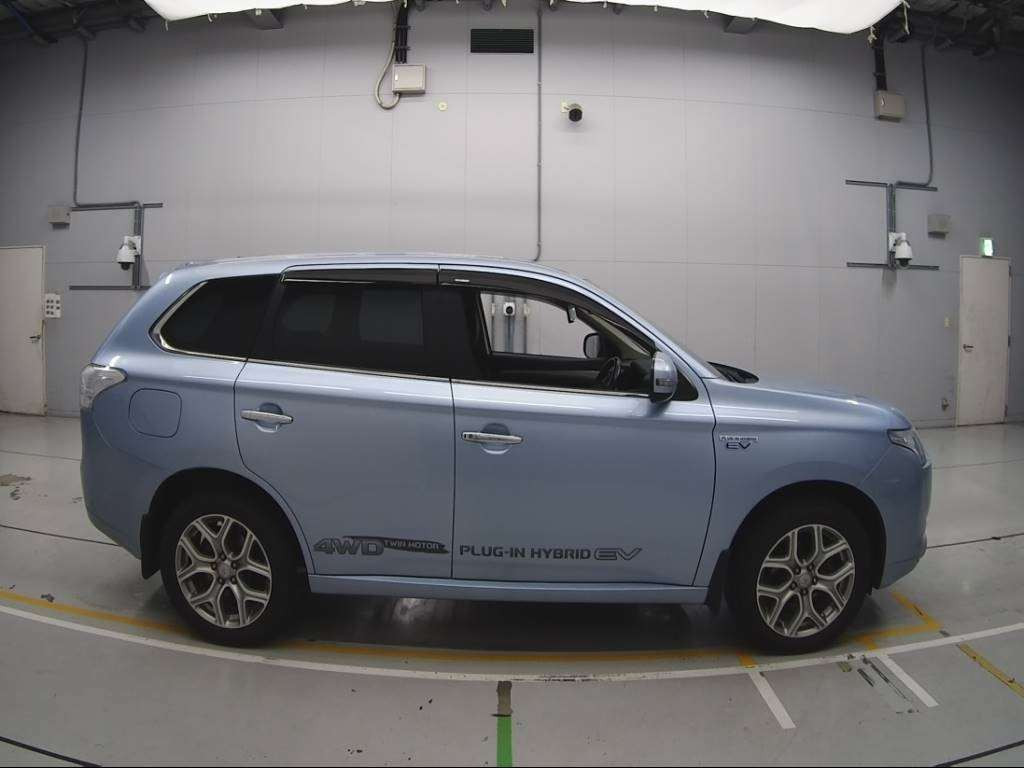 2013 Mitsubishi Outlander PHEV GG2W[2]