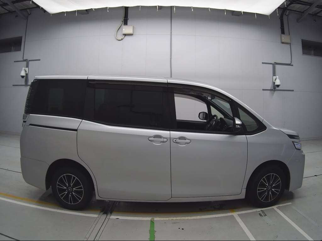 2018 Toyota Voxy ZRR80G[2]