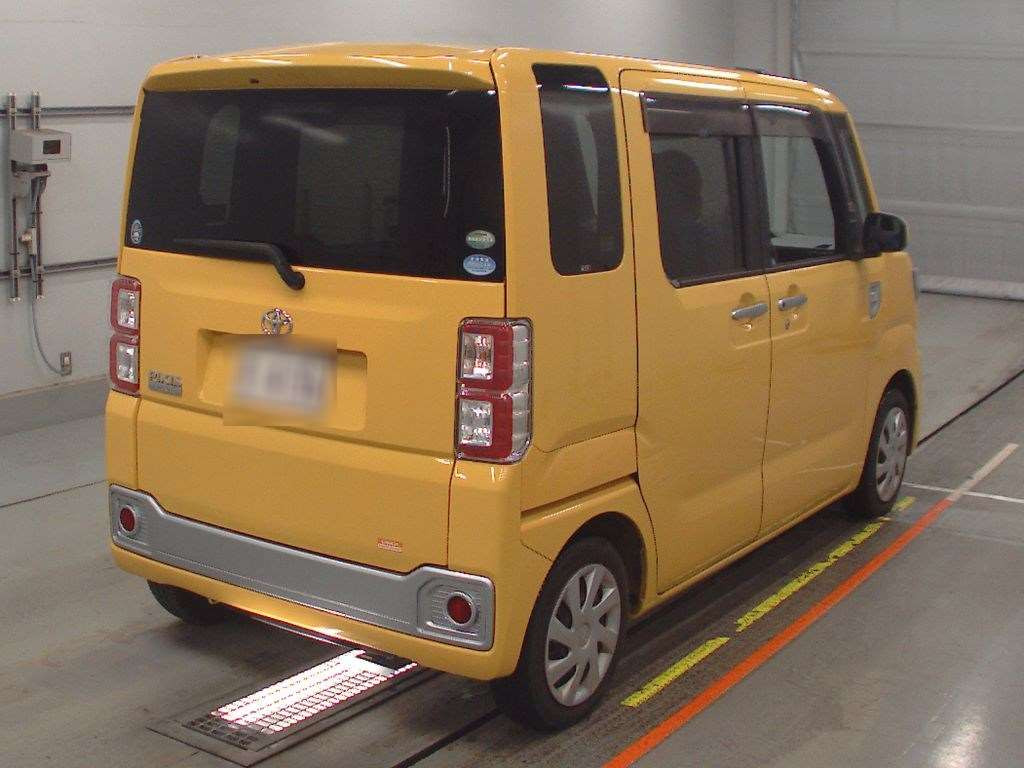 2015 Toyota Pixis Mega LA700A[1]