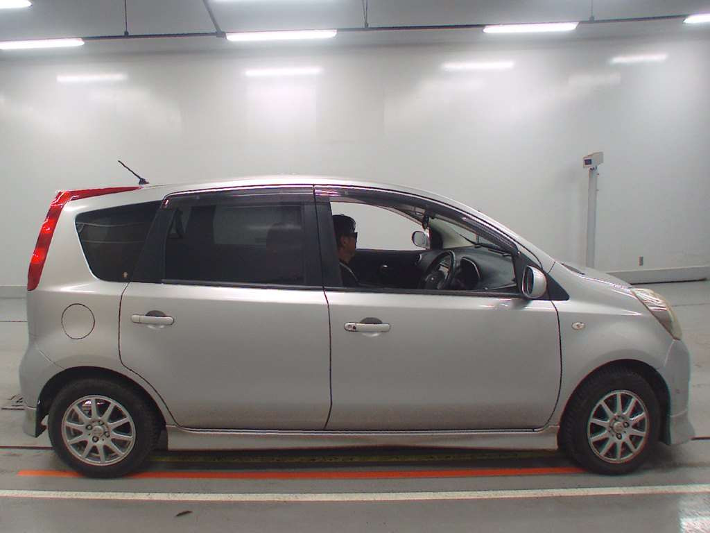 2010 Nissan Note E11[2]