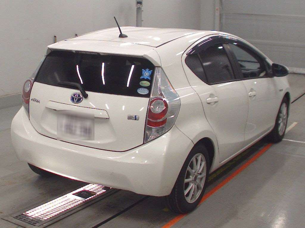 2012 Toyota Aqua NHP10[1]