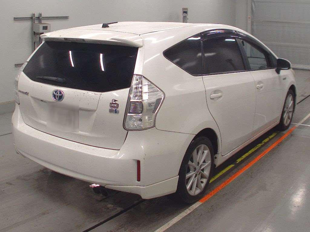 2012 Toyota Prius alpha ZVW41W[1]