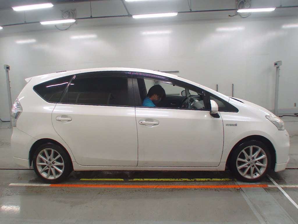 2012 Toyota Prius alpha ZVW41W[2]