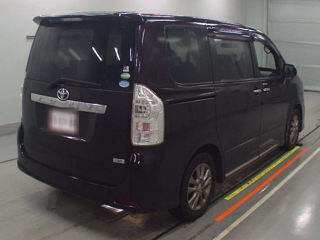 2013 Toyota Voxy ZRR70W[1]