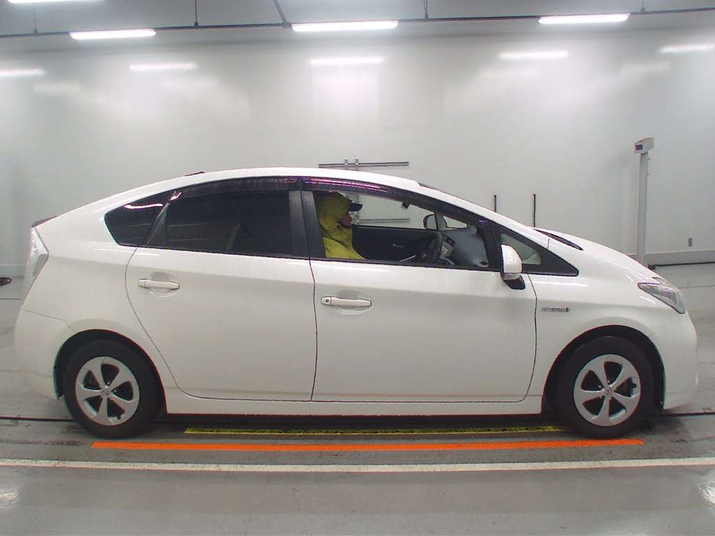 2015 Toyota Prius ZVW30[2]