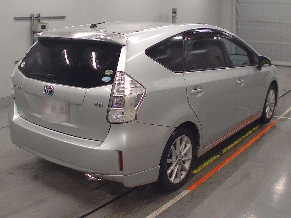 2012 Toyota Prius alpha ZVW41W[1]