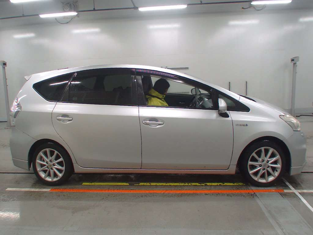 2012 Toyota Prius alpha ZVW41W[2]