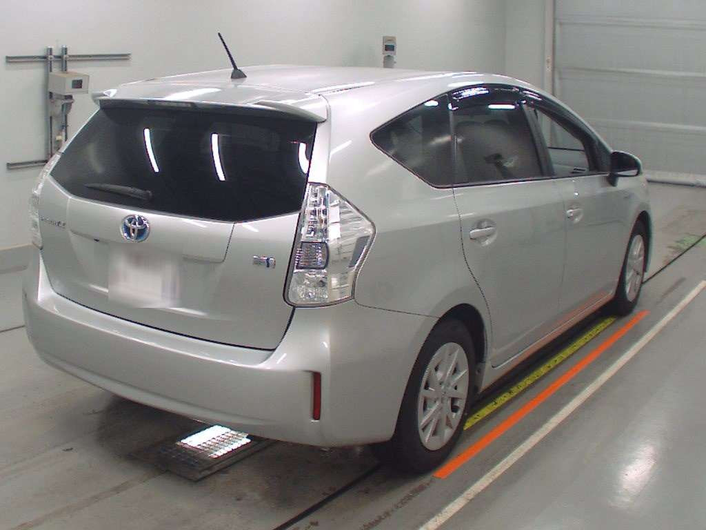 2012 Toyota Prius alpha ZVW41W[1]