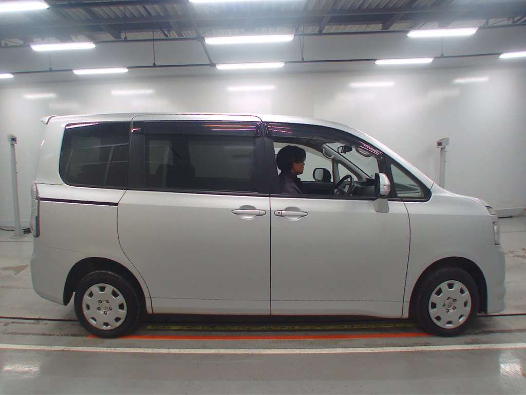 2008 Toyota Voxy ZRR75G[2]